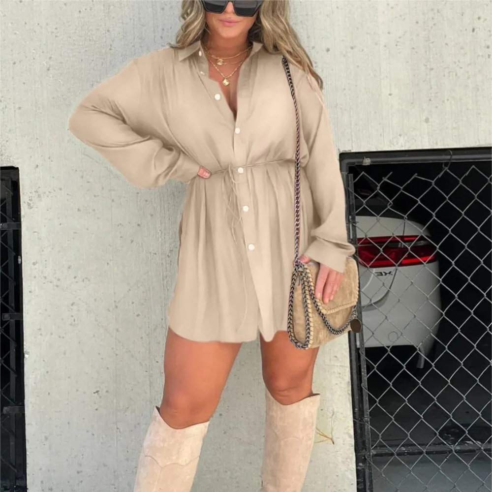 Schickes Damen-Outfit mit trendigem Top und Shorts