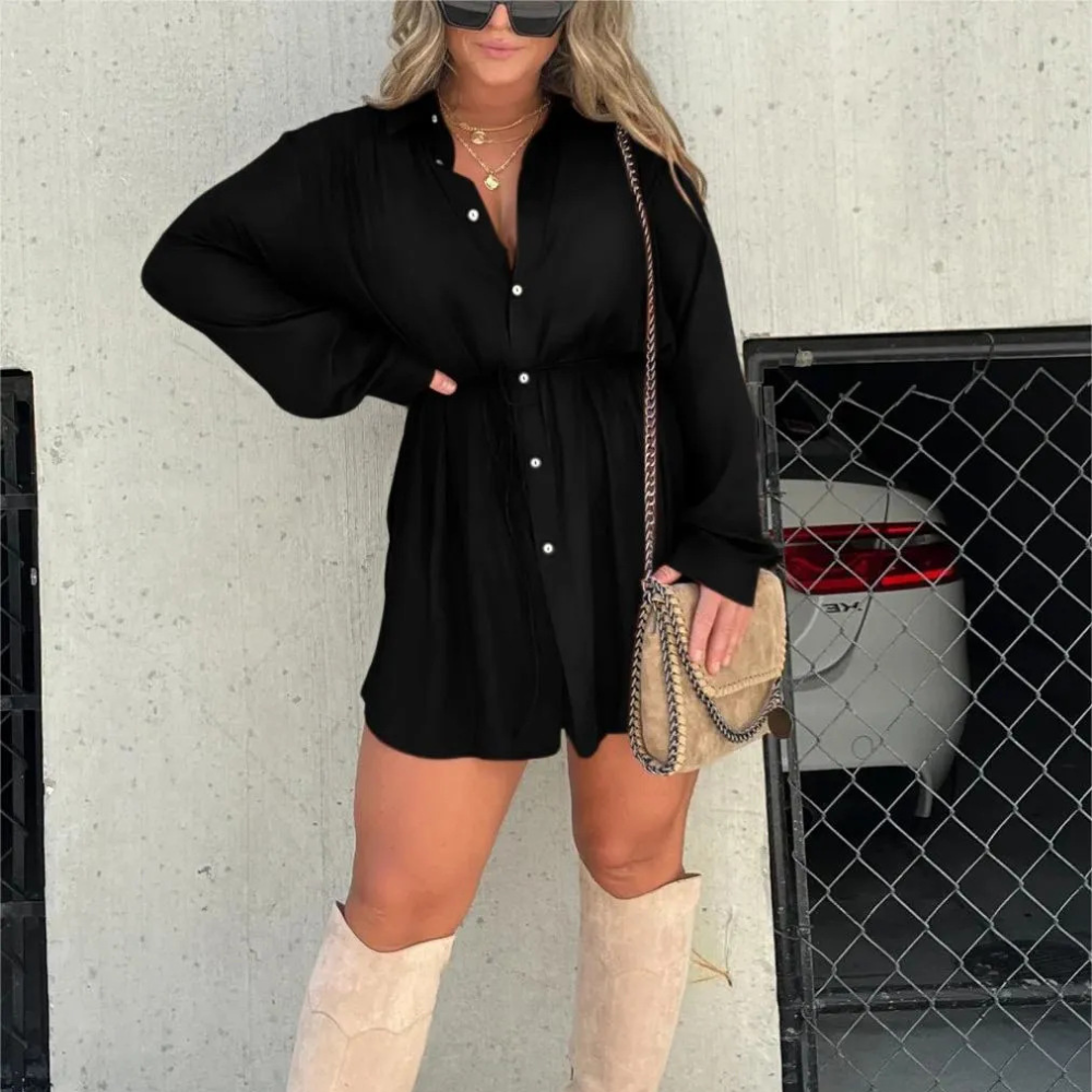 Schickes Damen-Outfit mit trendigem Top und Shorts