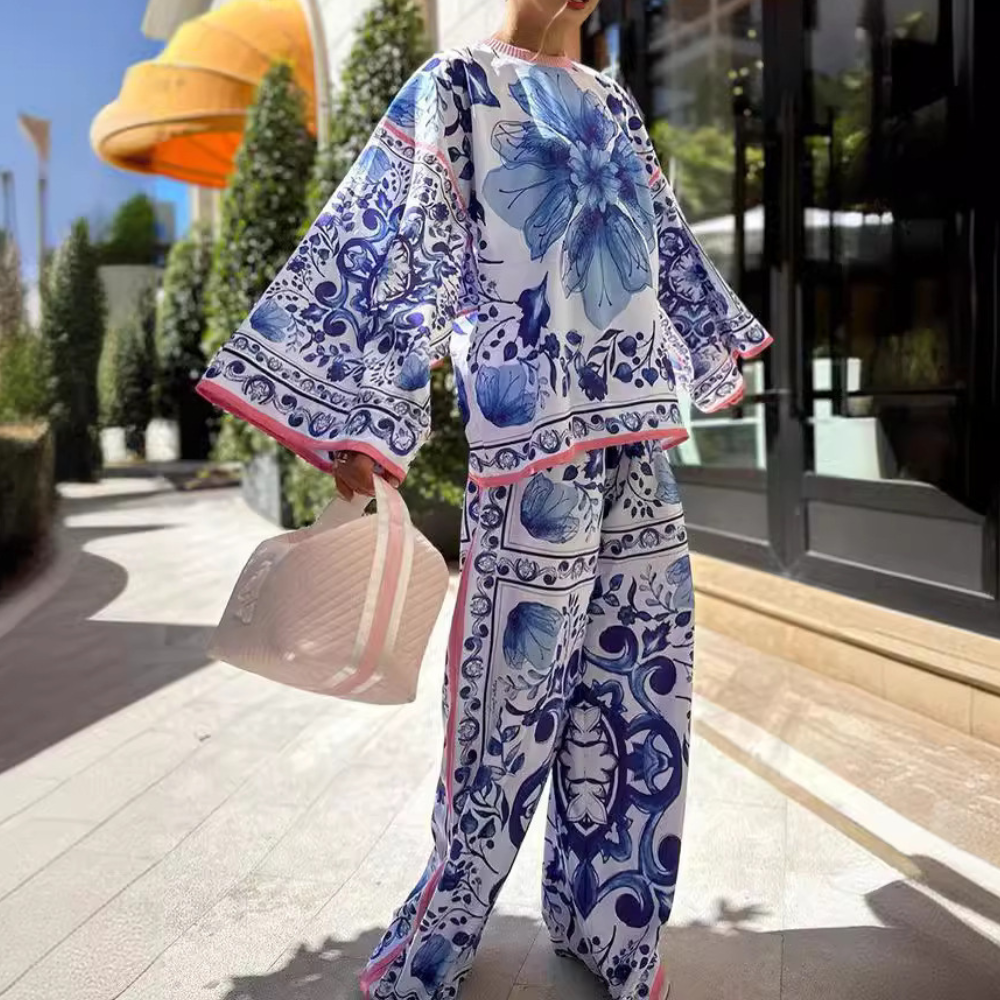 Verity - Schickes Damen-Outfit mit Blumenmotiv