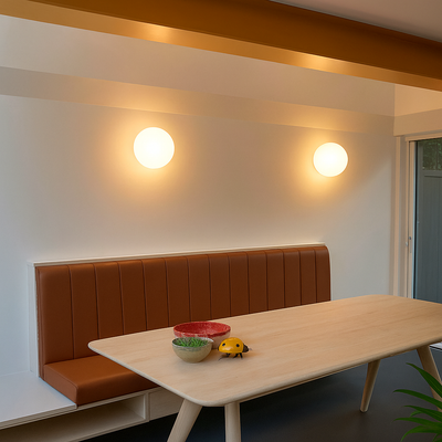 LumaGlow – Moderne Wandleuchte mit mattem Glas-Schirm und eleganter Basis