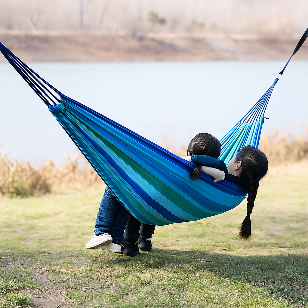 AeroNest – Gestreiftes Hängemattengestell mit atmungsaktivem Open-Weave-Muster