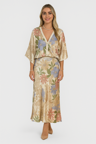 Fleuréline – Verfeinerte Mittellangkleid mit halber Knopfleiste, Knopfleiste und breiten Ärmeln im Blumenmuster