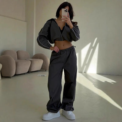 Damen Sportswear-Set mit Kapuze und femininem Schnitt