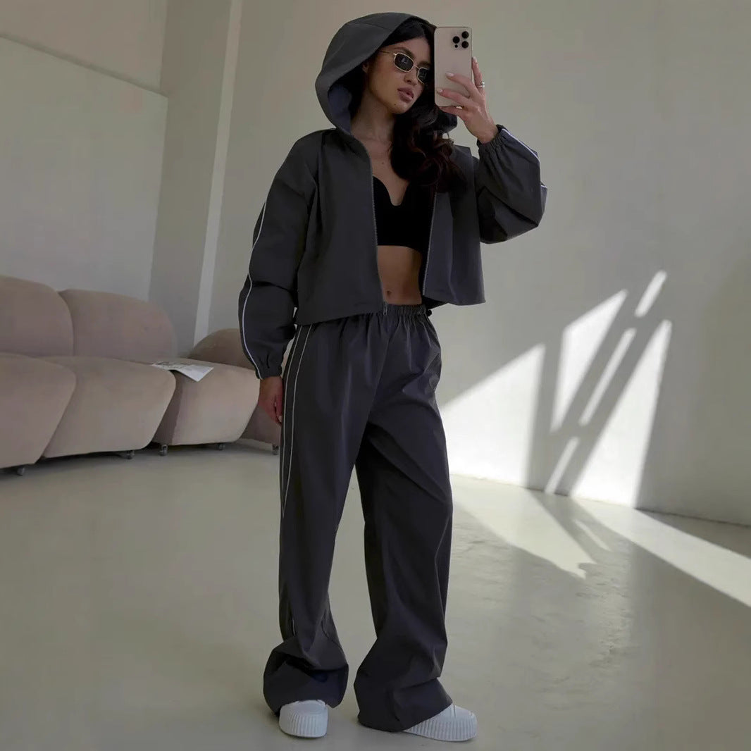 Damen Sportswear-Set mit Kapuze und femininem Schnitt