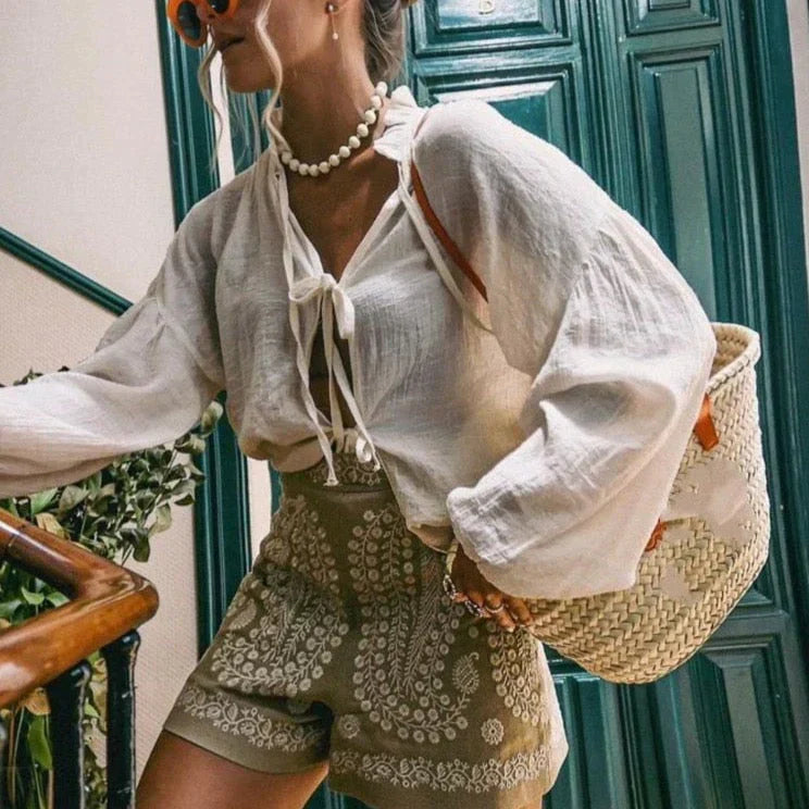 Bestickte High-Waist Shorts aus veganem Leder