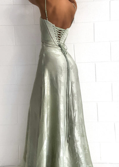 Tailliertes Satin Maxikleid
