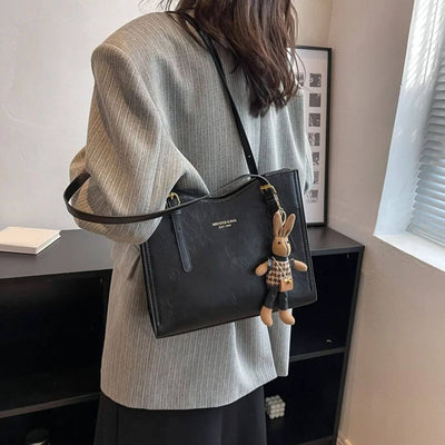 Ella™ – Vintage Schultertasche mit Bunny-Anhänger