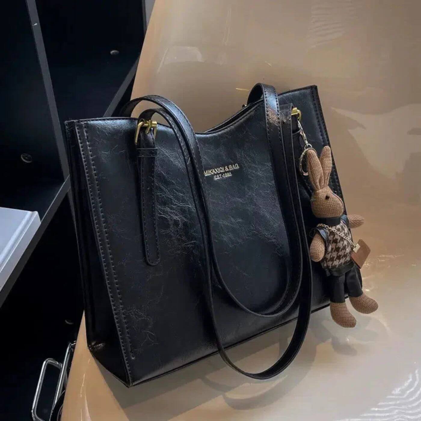 Ella™ – Vintage Schultertasche mit Bunny-Anhänger