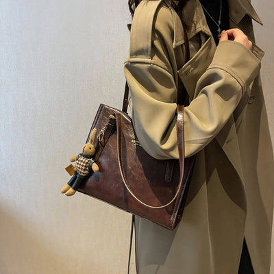 Ella™ – Vintage Schultertasche mit Bunny-Anhänger