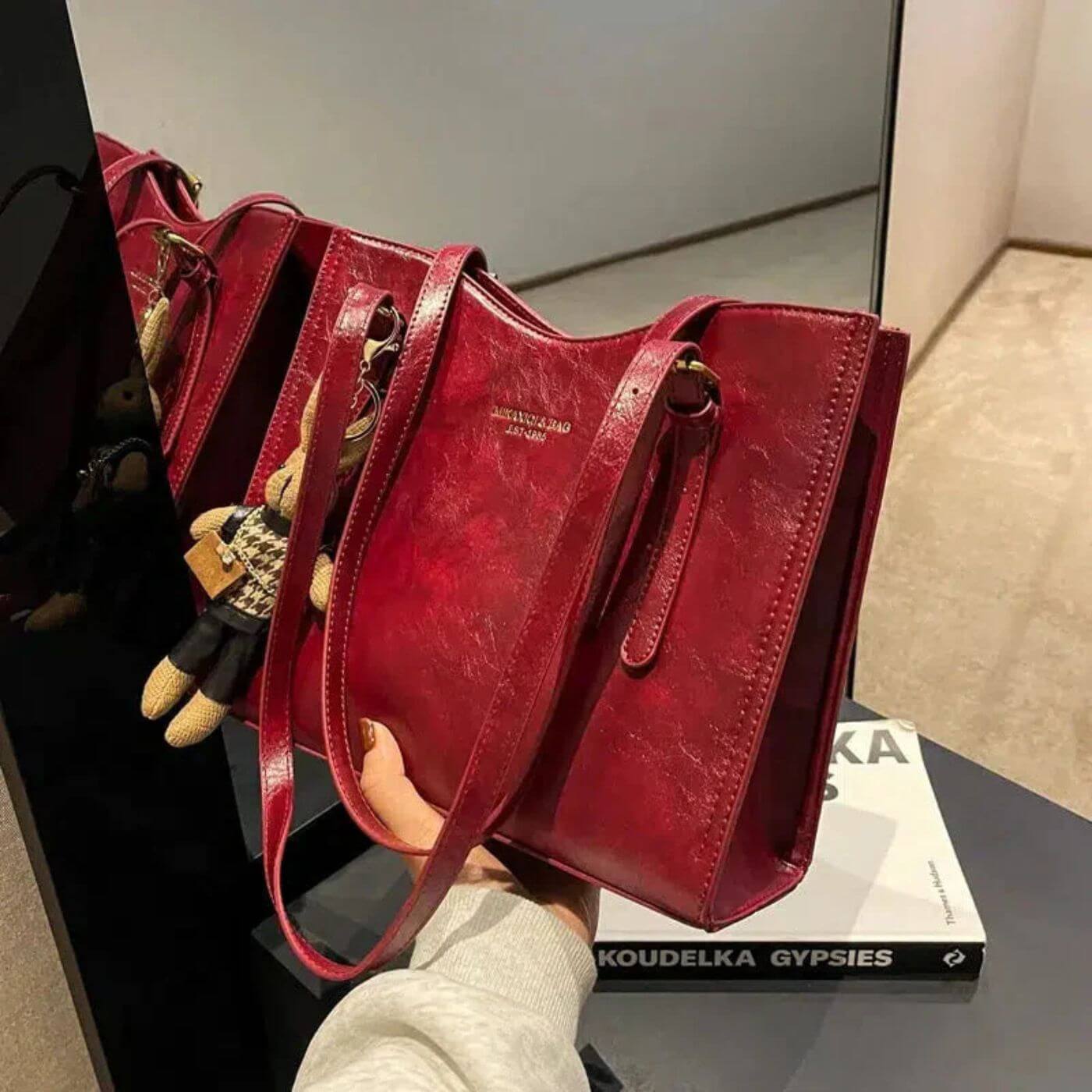 Ella™ – Vintage Schultertasche mit Bunny-Anhänger