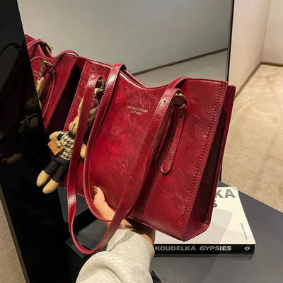 Ella™ – Vintage Schultertasche mit Bunny-Anhänger