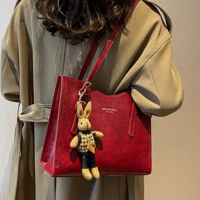 Ella™ – Vintage Schultertasche mit Bunny-Anhänger