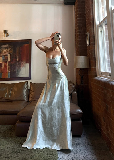 Tailliertes Satin Maxikleid