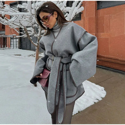 Wanda | Modern Style Mantel mit V-Ausschnitt aus Wolle