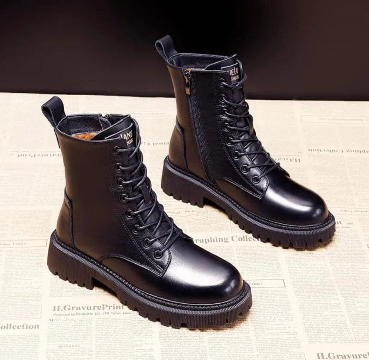 Hochgeschnittene Schnürstiefel für stilvolle Abenteuer