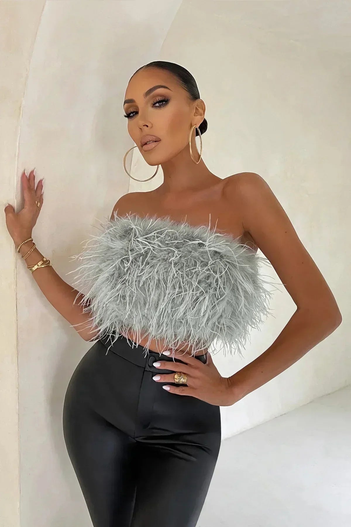 Blythe - Stylisches Feder-Crop-Top ist ein Top-Trend in diesem Jahr