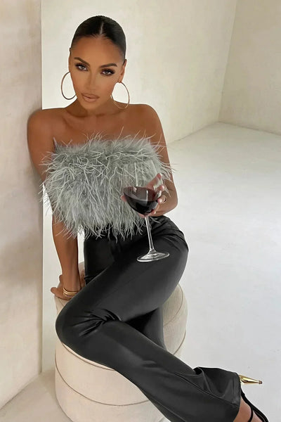 Blythe - Stylisches Feder-Crop-Top ist ein Top-Trend in diesem Jahr