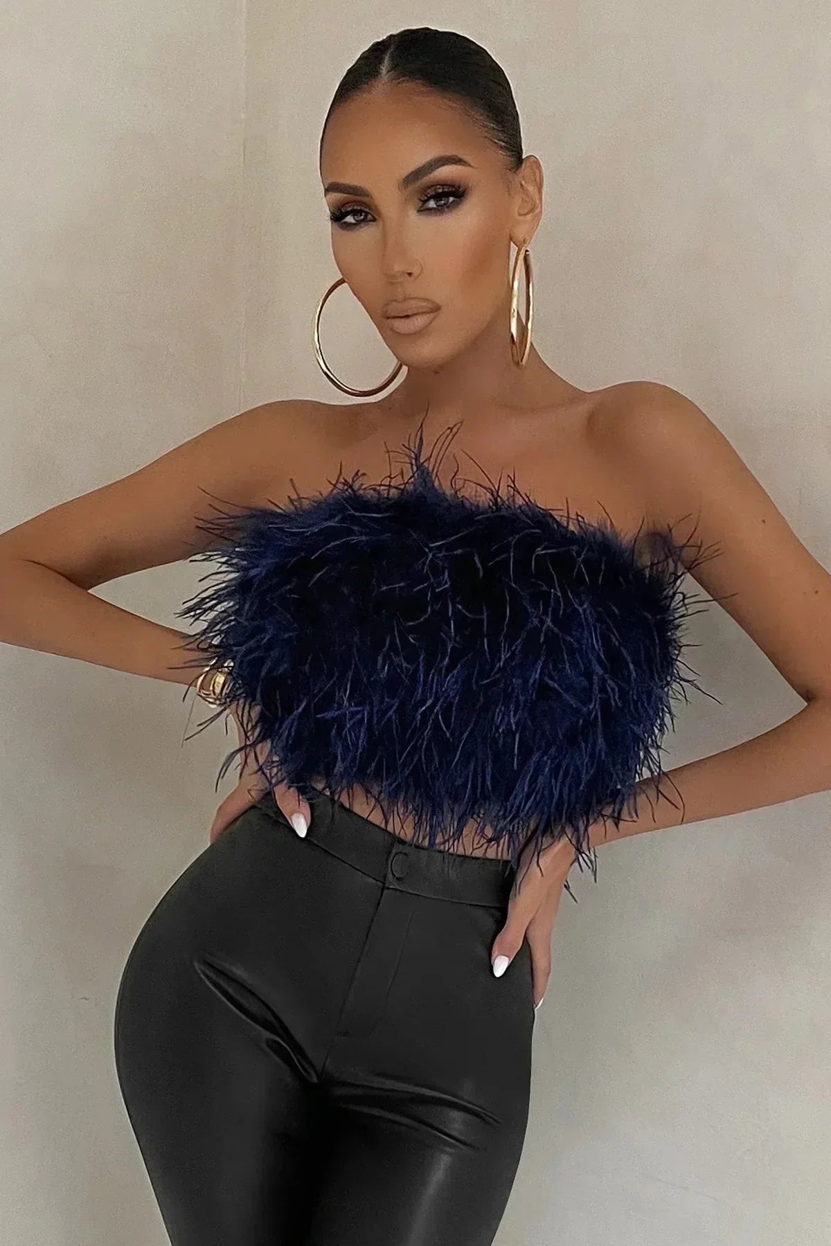 Blythe - Stylisches Feder-Crop-Top ist ein Top-Trend in diesem Jahr