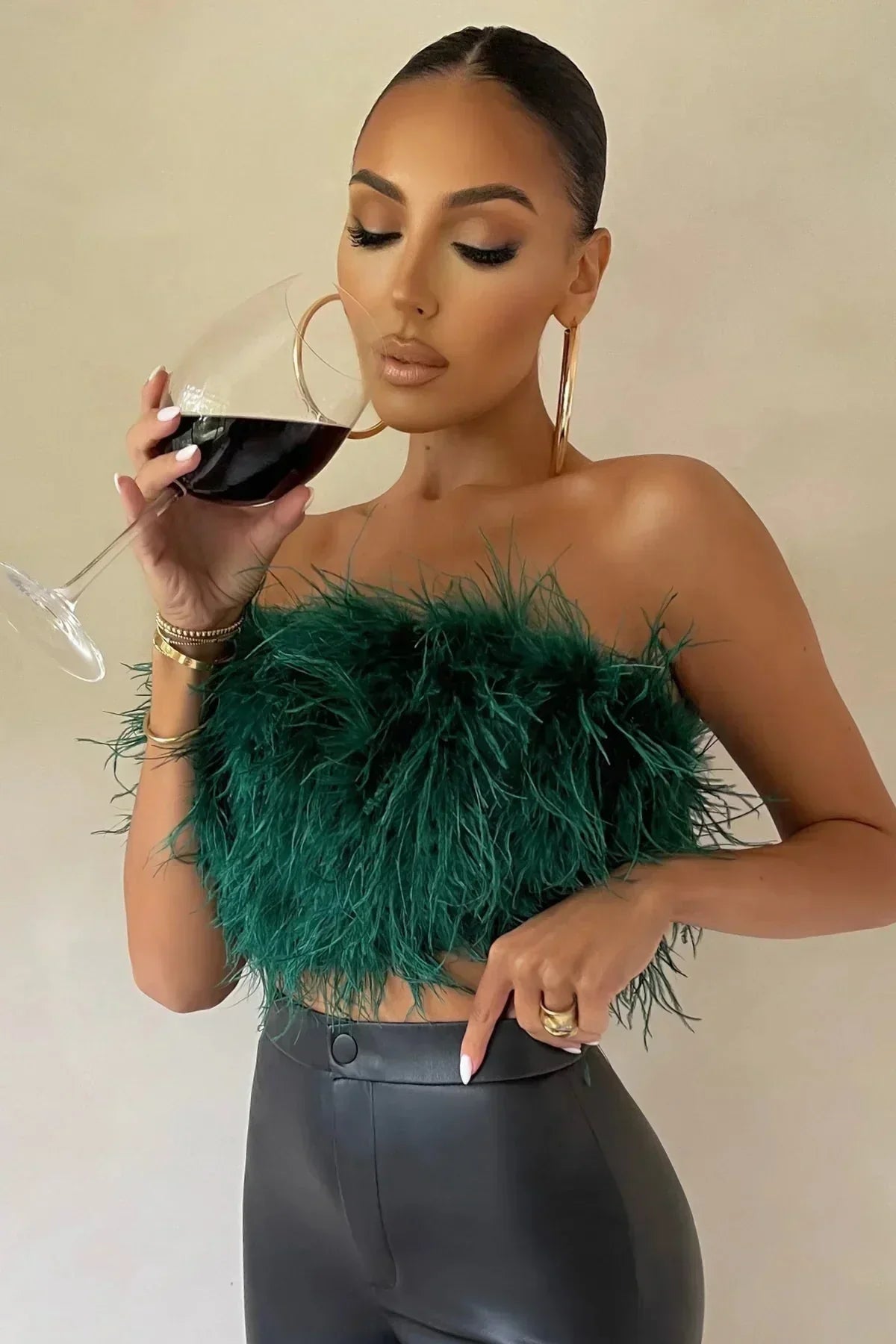 Blythe - Stylisches Feder-Crop-Top ist ein Top-Trend in diesem Jahr