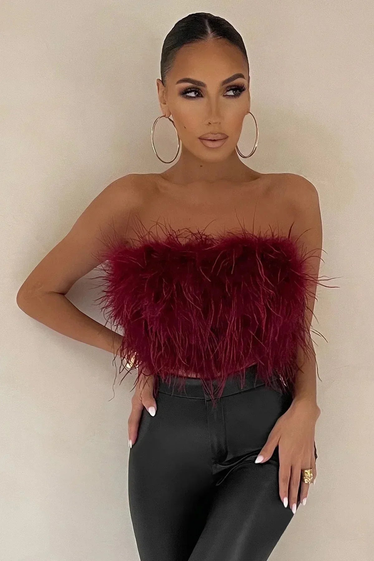 Blythe - Stylisches Feder-Crop-Top ist ein Top-Trend in diesem Jahr