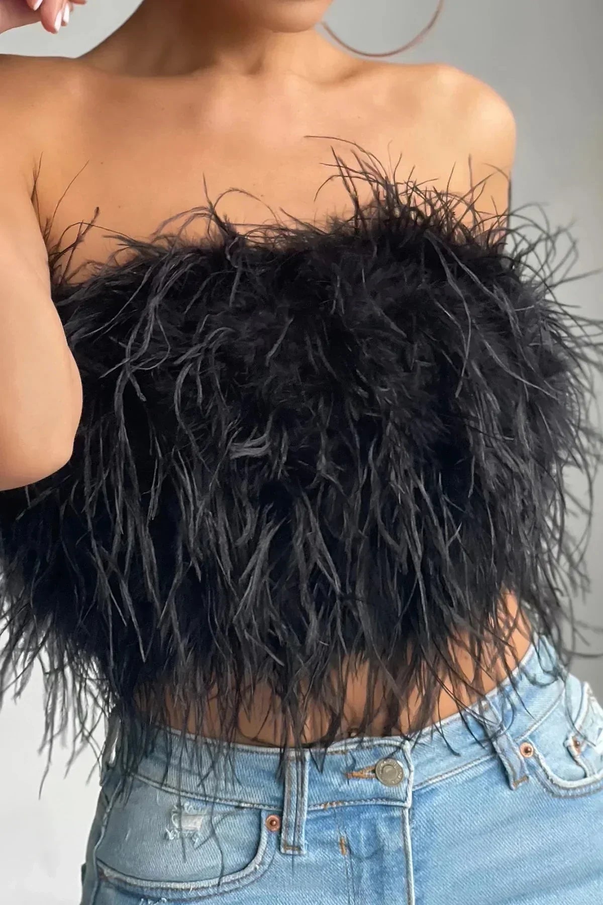 Blythe - Stylisches Feder-Crop-Top ist ein Top-Trend in diesem Jahr