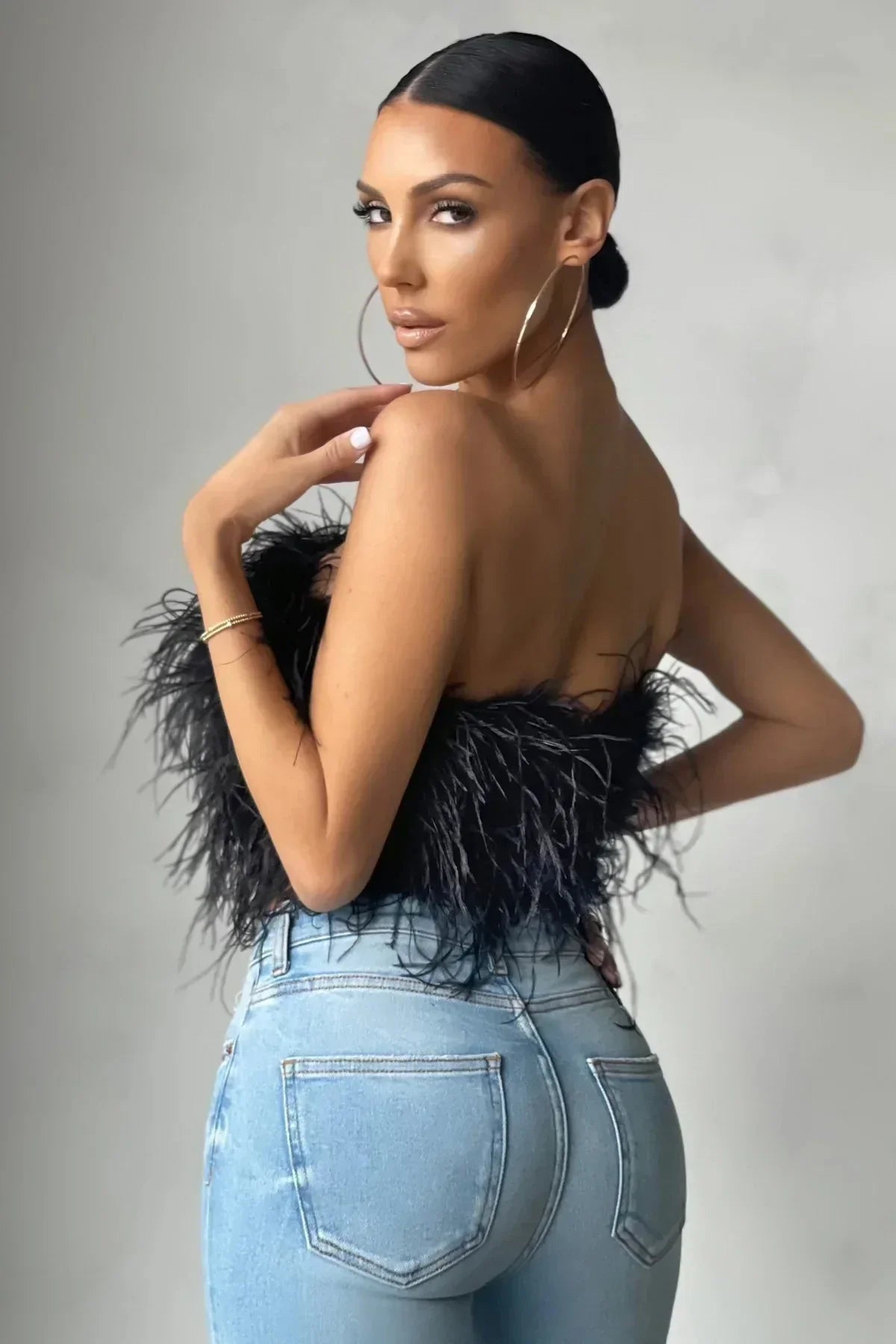 Blythe - Stylisches Feder-Crop-Top ist ein Top-Trend in diesem Jahr