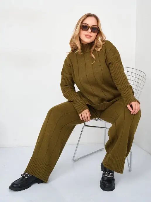 Damen lässiger Strickanzug mit hochgeschlossenem Kragen und elegantem Rippenmuster Heidi-Mode