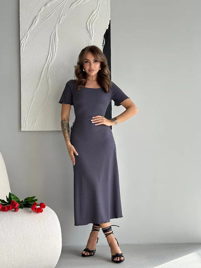 Damen figurbetontes Kleid mit carré Ausschnitt und elegantem Schlitz Heidi-Mode