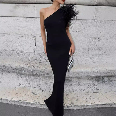 Damen elegantes, schulterfreies Abendkleid mit Federn Heidi-Mode