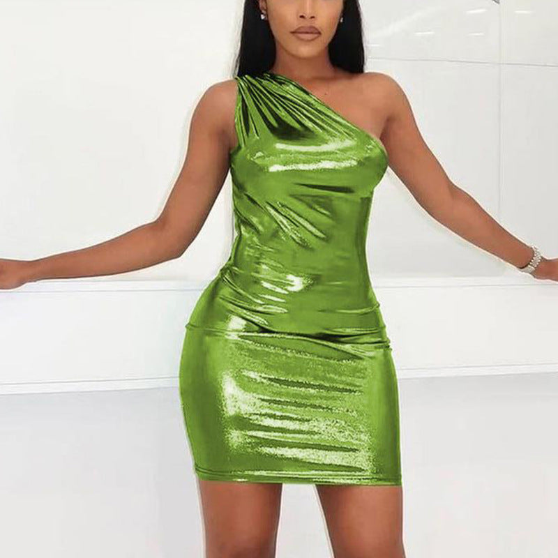 Damen figurbetontes Minikleid mit asymmetrischem Ausschnitt und glänzendem Obermaterial Heidi-Mode