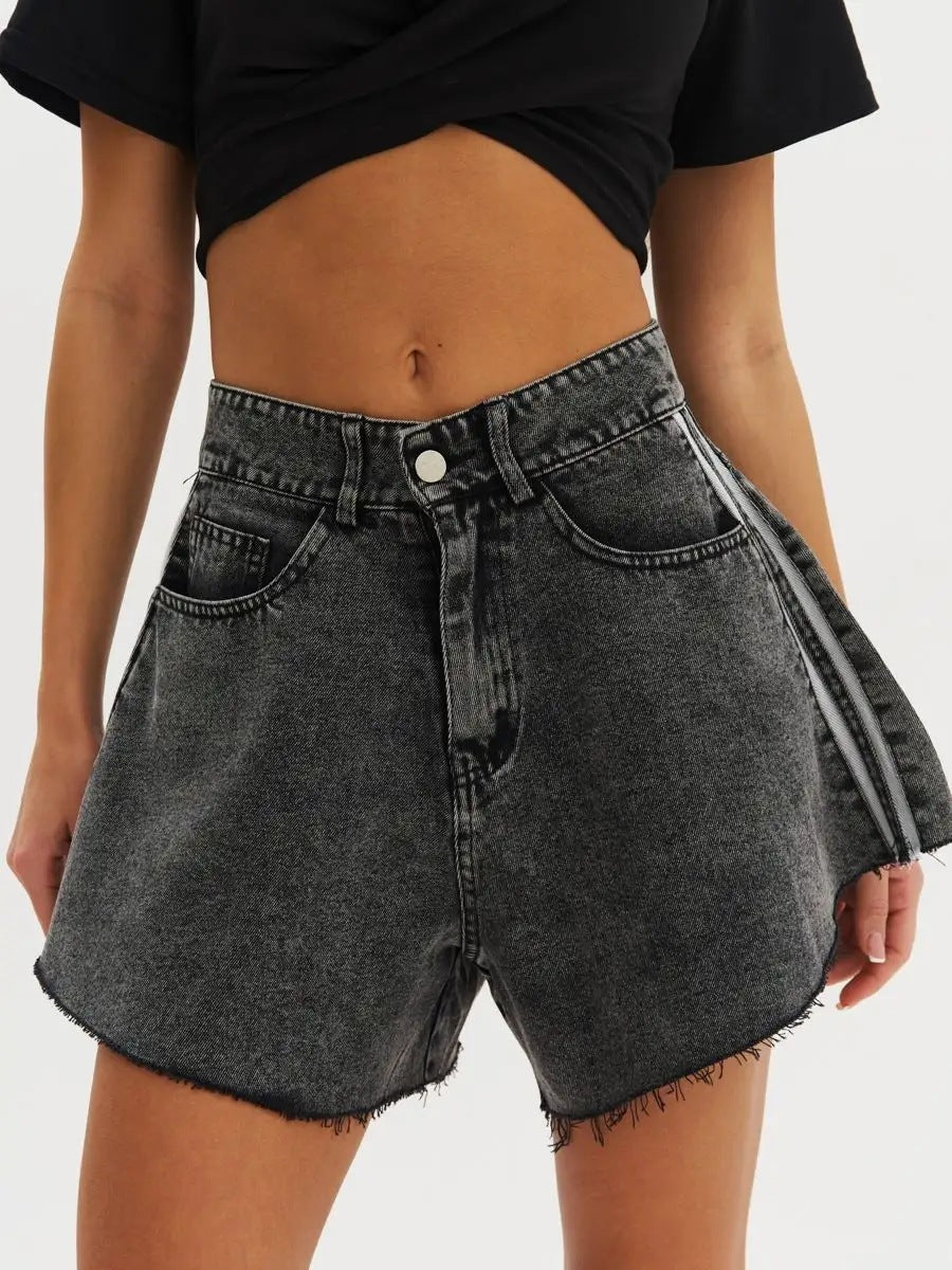 Damen lässige Denim-Shorts mit seitlichen Kontraststreifen und fransigen Saum Heidi-Mode