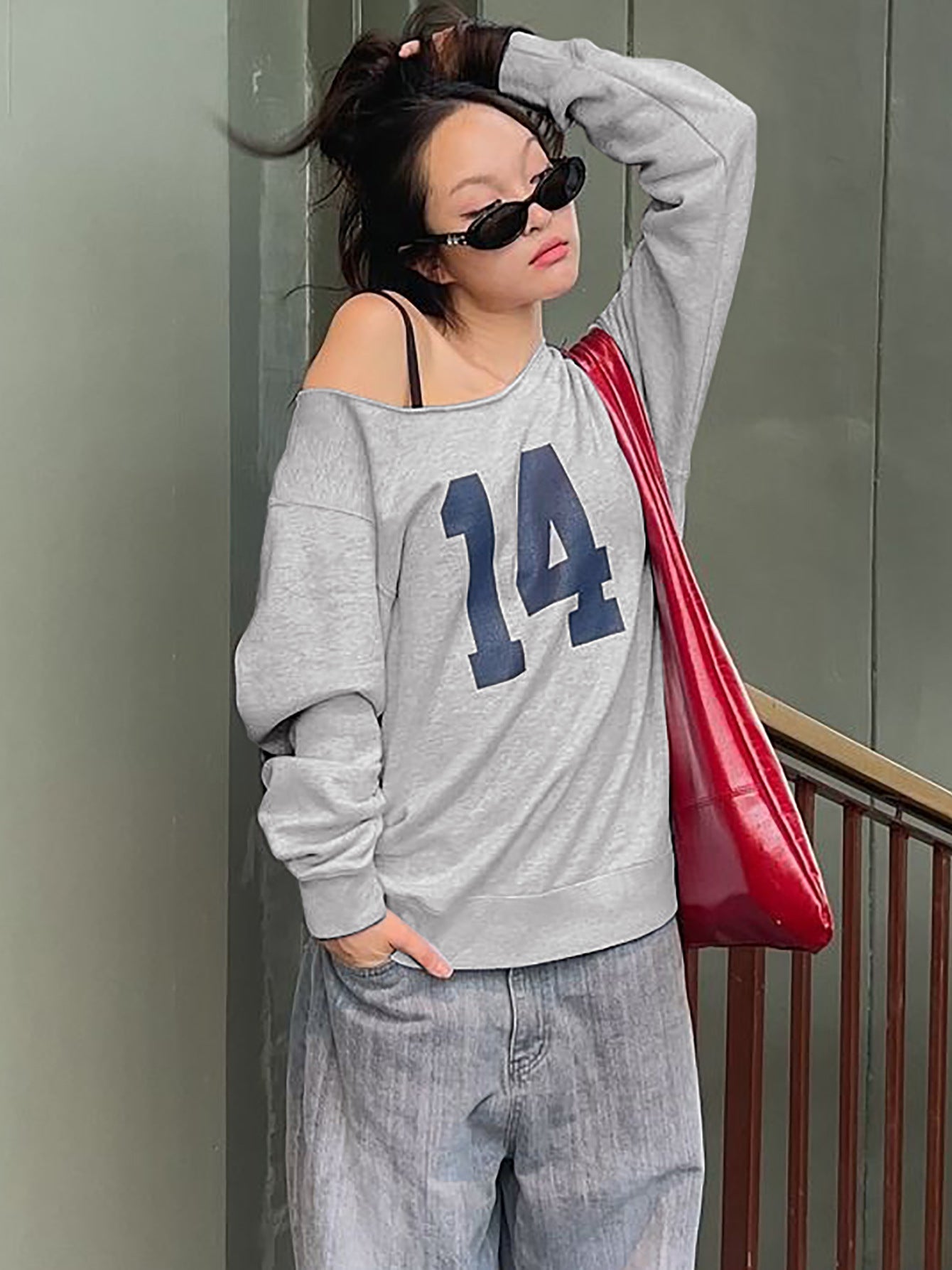 Damen sportlicher Oversized Pullover mit Off-Shoulder Schnitt und auffälligem Print Heidi-Mode