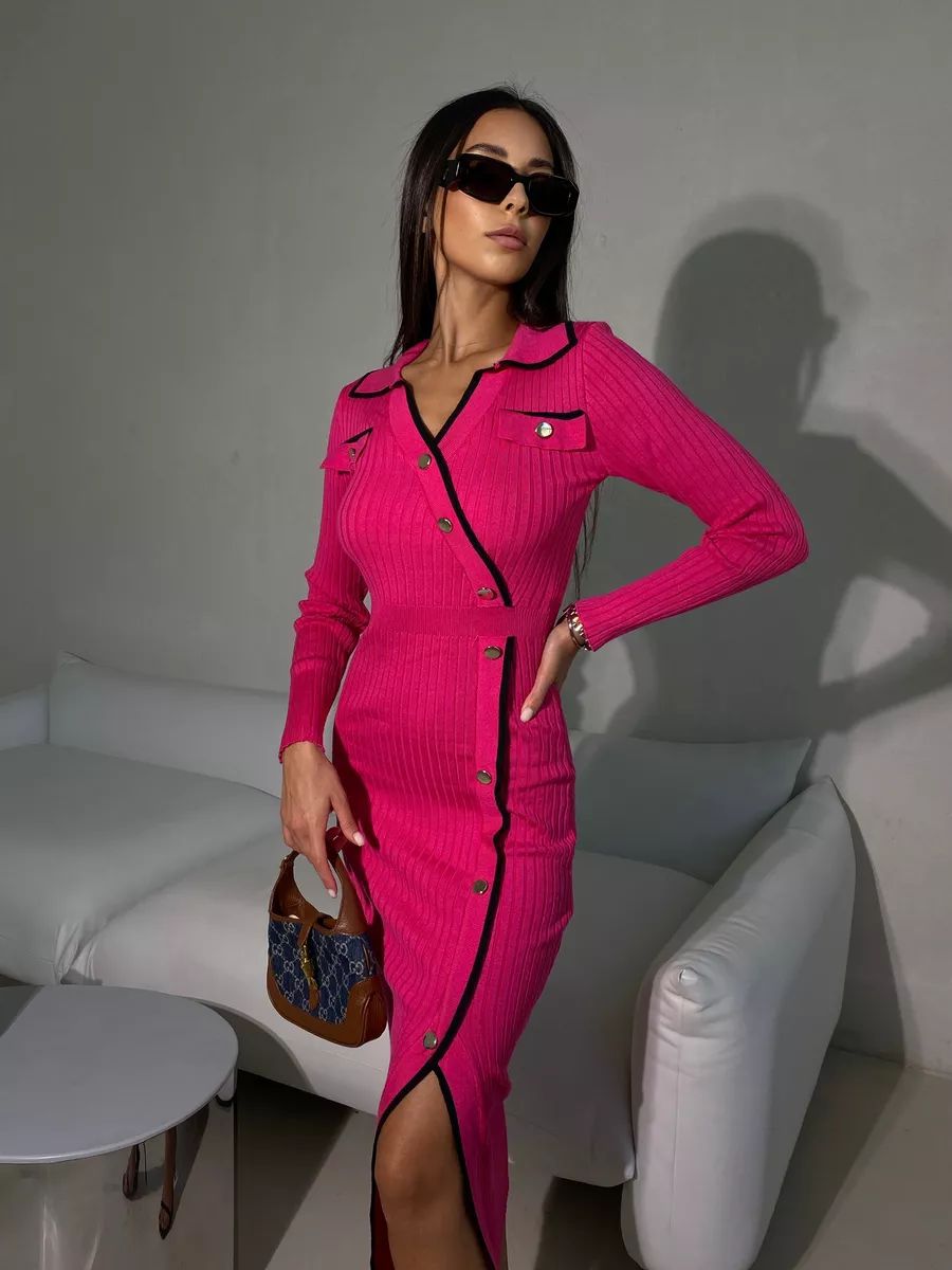 Damen Elegantes und figurbetontes Strickkleid mit hohen Schlitzen und Knopfdetails Heidi-Mode