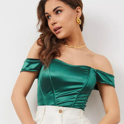 Damen figurbetontes Oberteil mit schulterfreiem Design und edler Satinstruktur Heidi-Mode