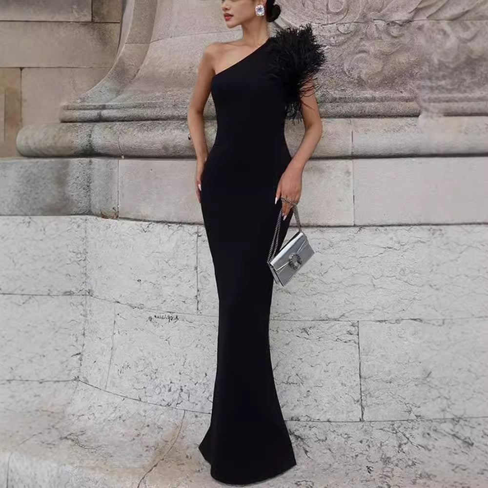 Damen elegantes, schulterfreies Abendkleid mit Federn Heidi-Mode