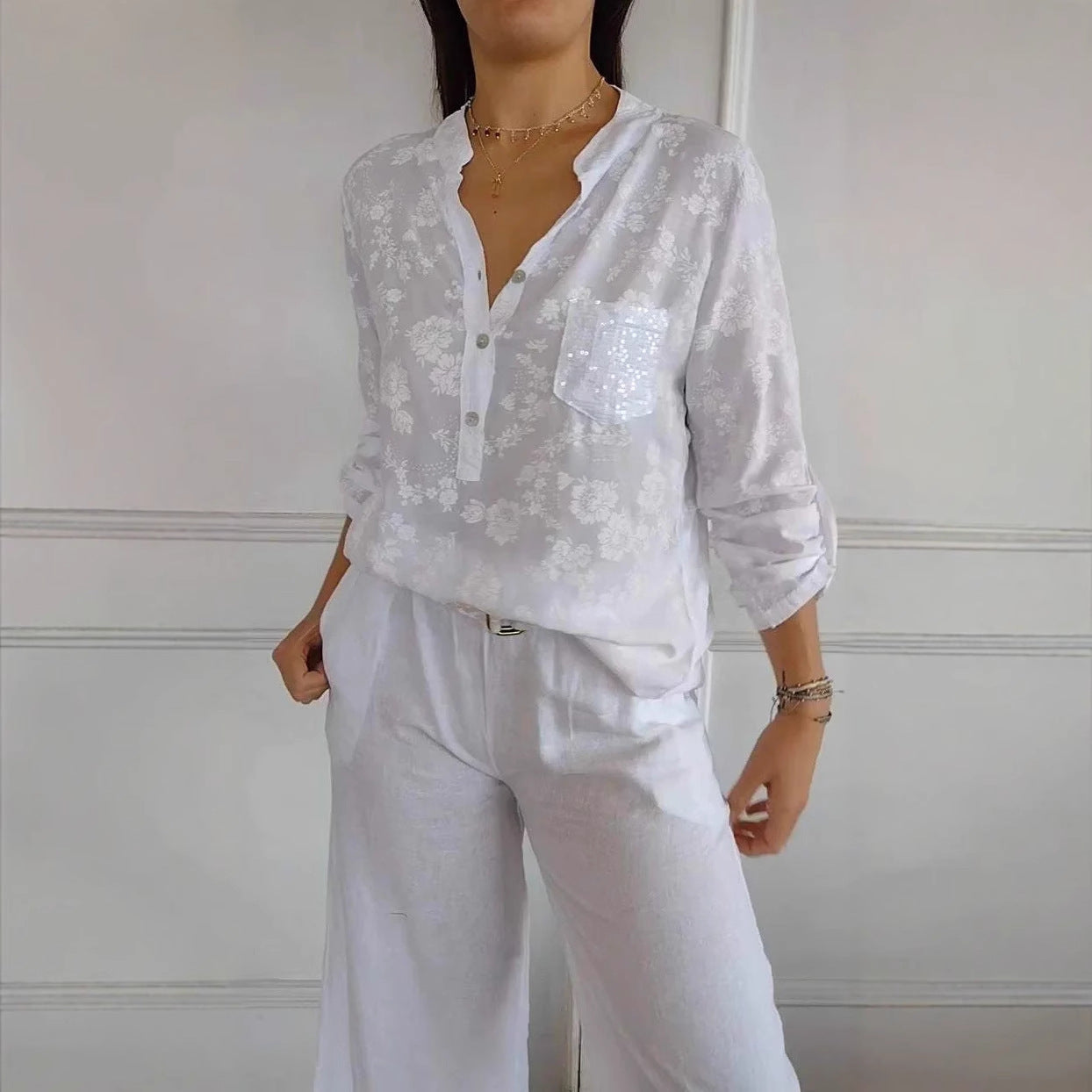 Damen Bluse mit floralem Design und funkelnden Pailletten Heidi-Mode