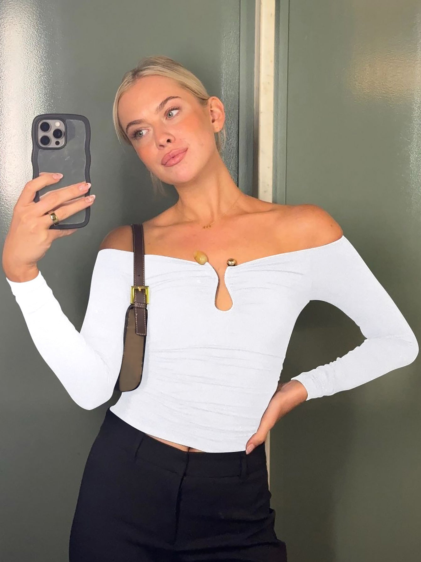 Damen Off-Shoulder Oberteil mit feinen Raffungselementen und langen Ärmeln Heidi-Mode