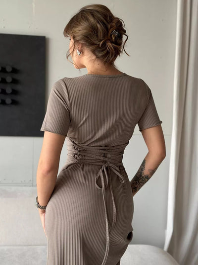 Damen figurbetontes Kleid mit carré Ausschnitt und elegantem Schlitz Heidi-Mode