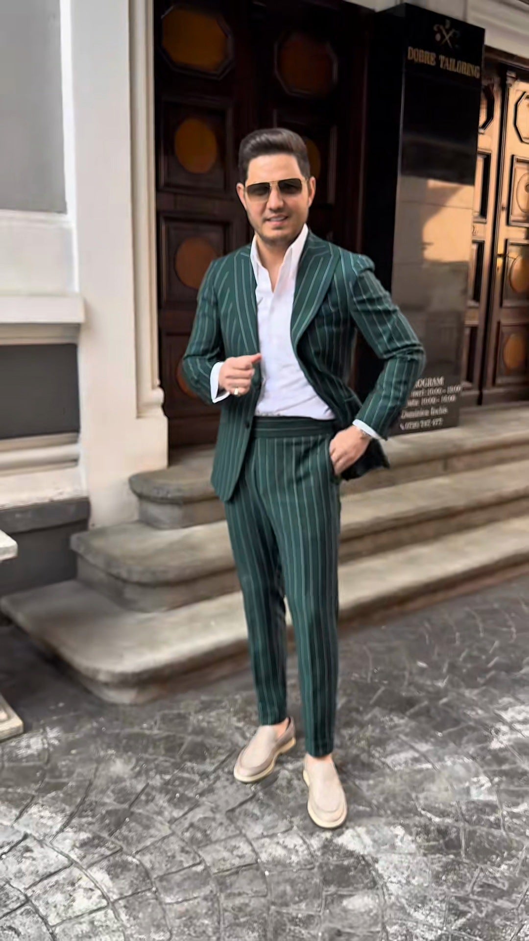 Herren eleganter Zweireiher-Anzug mit feinem Streifenmuster Aliams