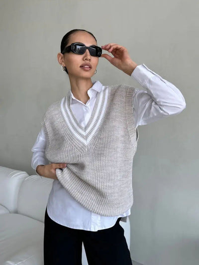 Damen Strickweste mit V-Ausschnitt und sportlichen Akzenten Heidi-Mode