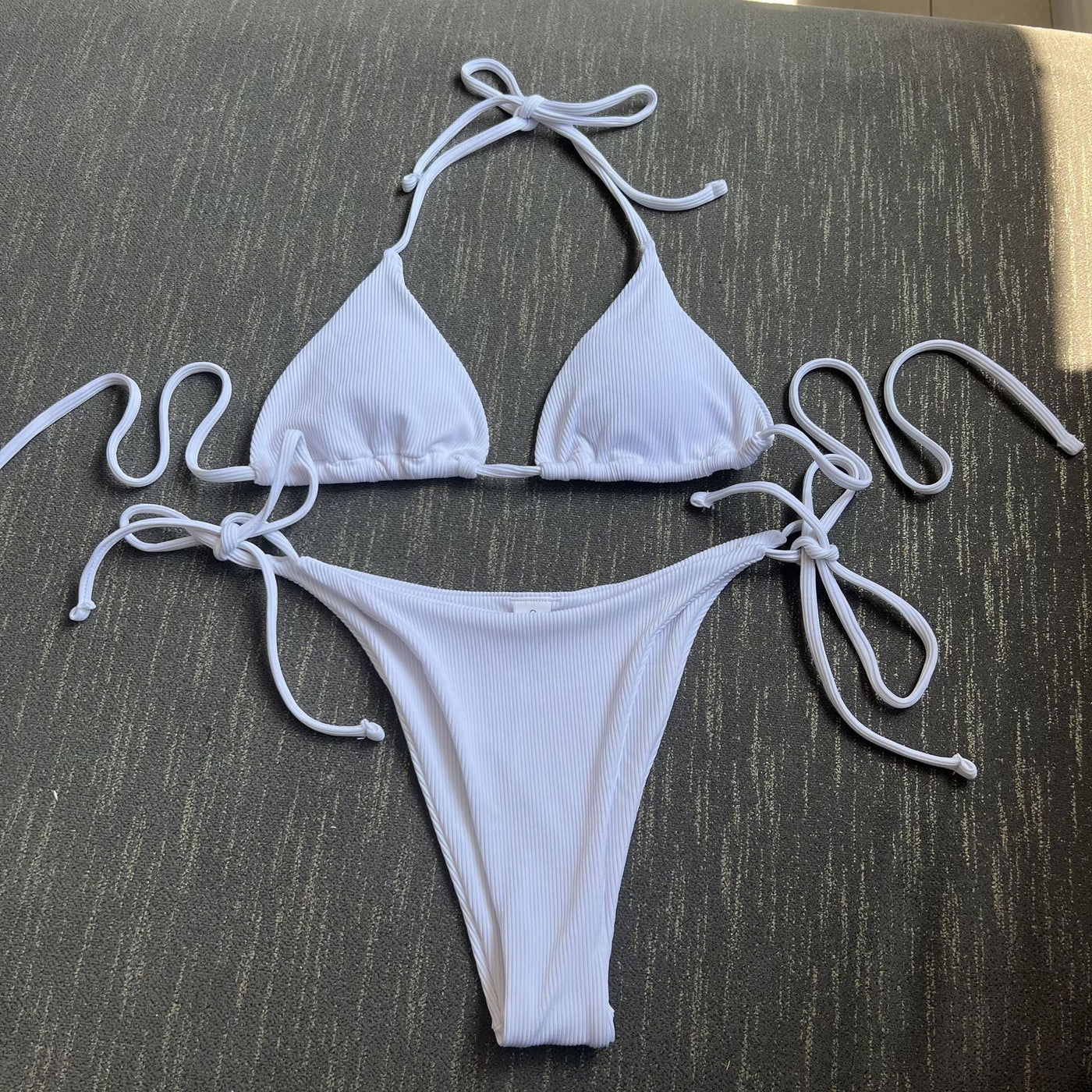Damen Triangel-Bikini-Set mit verstellbaren Bindebändern und ribbed Design Heidi-Mode