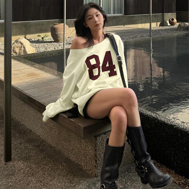 Damen sportlicher Oversized Pullover mit Off-Shoulder Schnitt und auffälligem Print Heidi-Mode