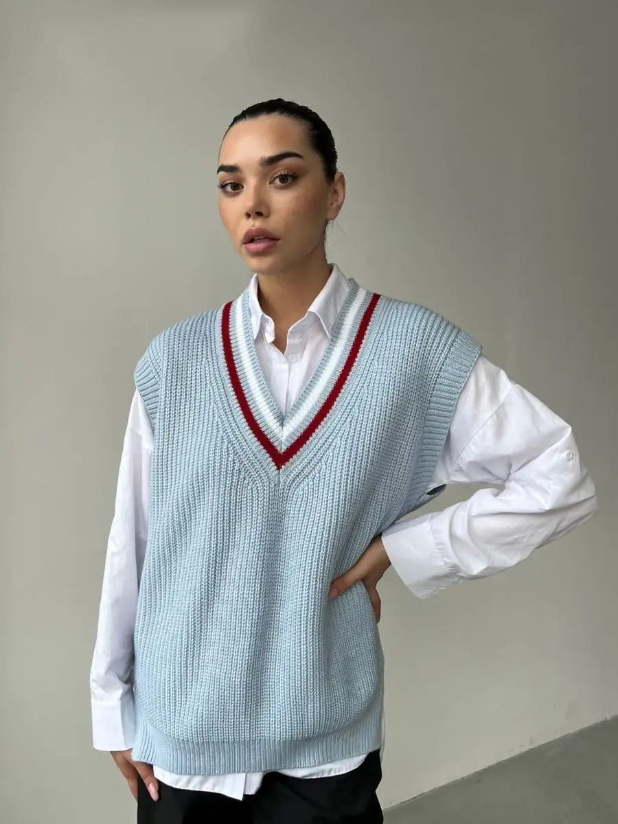 Damen Strickweste mit V-Ausschnitt und sportlichen Akzenten Heidi-Mode