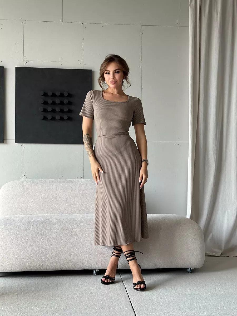 Damen figurbetontes Kleid mit carré Ausschnitt und elegantem Schlitz Heidi-Mode