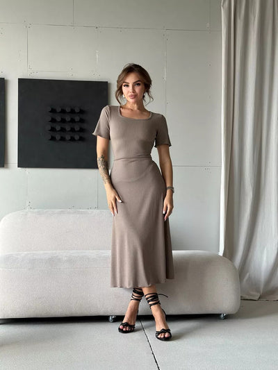 Damen figurbetontes Kleid mit carré Ausschnitt und elegantem Schlitz Heidi-Mode