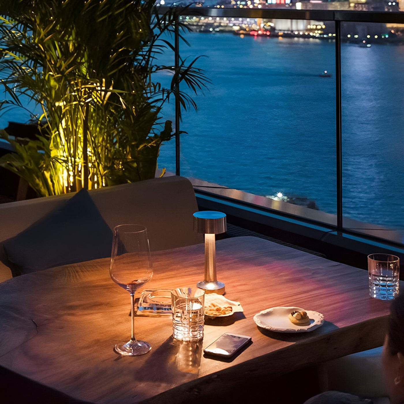 RetroLight - Stylische LED-Restaurant-Tischlampe mit kabellosem USB-Ladegerät