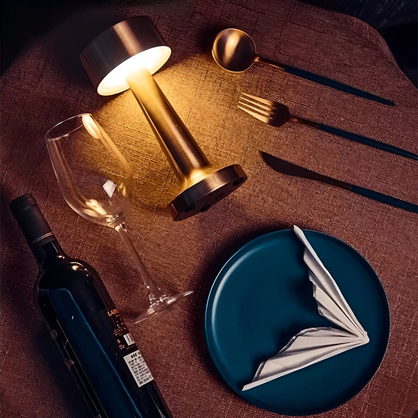 RetroLight - Stylische LED-Restaurant-Tischlampe mit kabellosem USB-Ladegerät