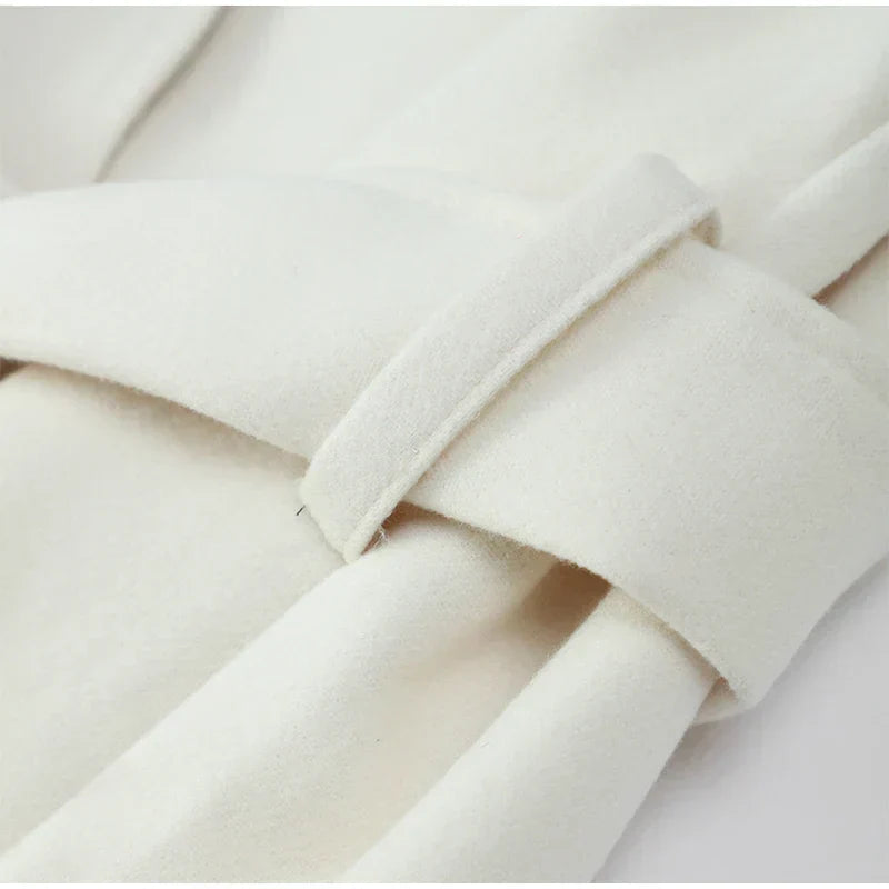 Wanda | Modern Style Mantel mit V-Ausschnitt aus Wolle