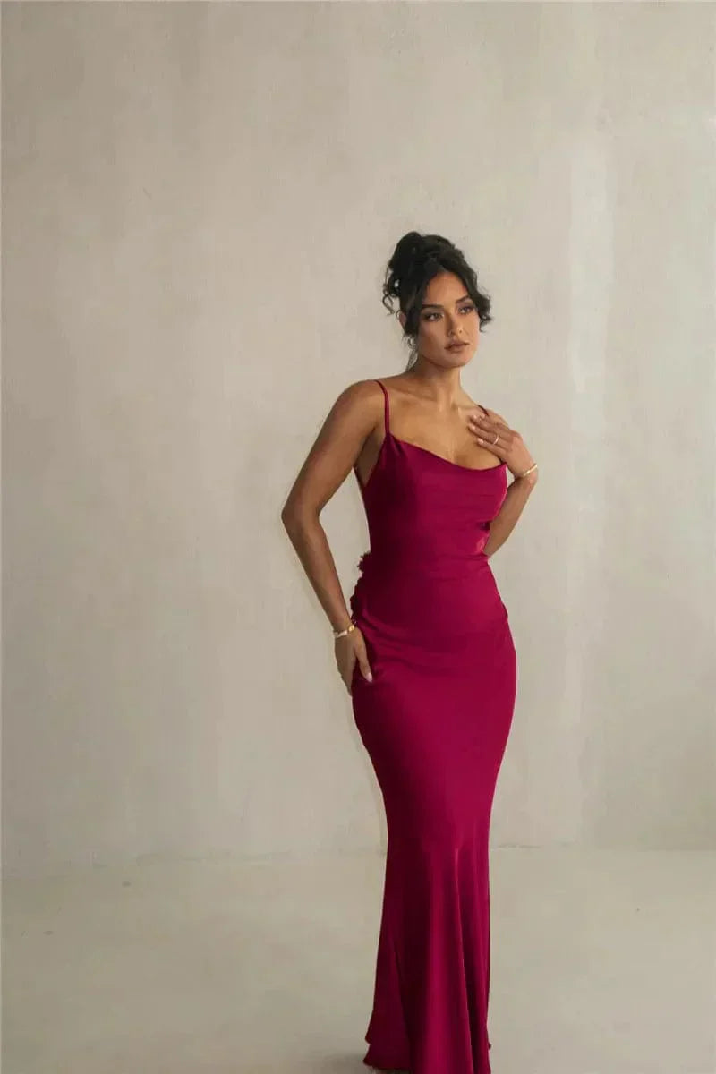 Xenia | Elegantes Rückenfreies Satin-Maxikleid mit Blumenapplikationen