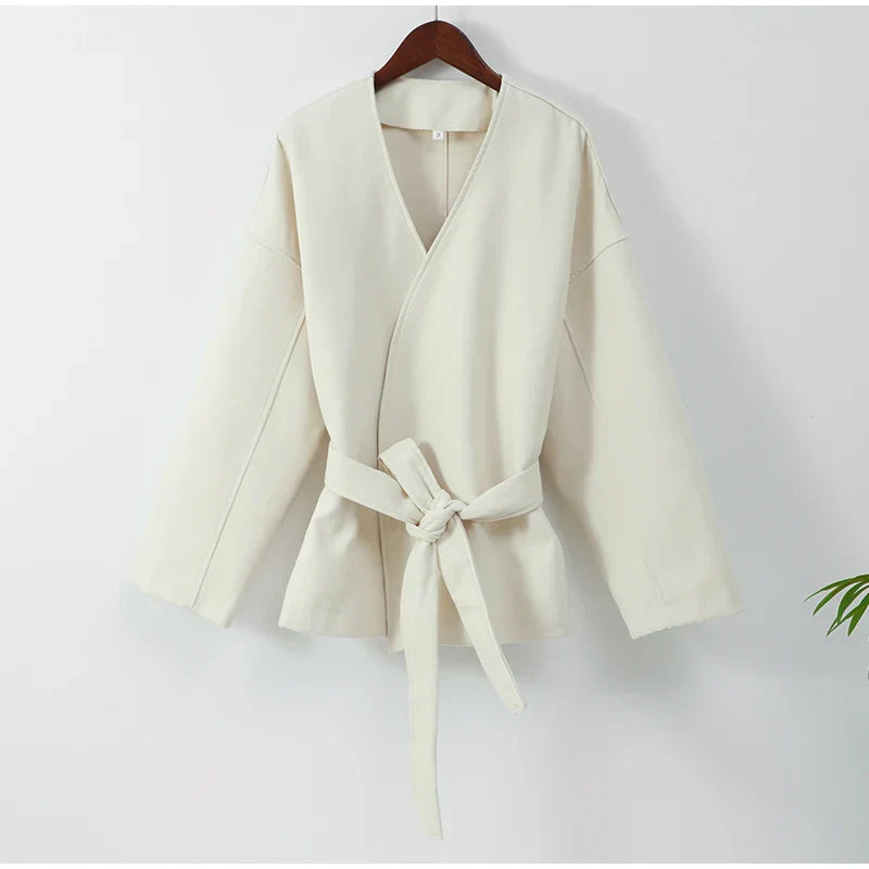 Wanda | Modern Style Mantel mit V-Ausschnitt aus Wolle